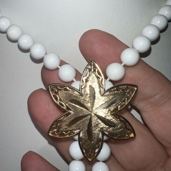 Sara Coventry Signed Vintage White Bead Gold Tone Floral MCM Y Necklace - Picture 6 of 8